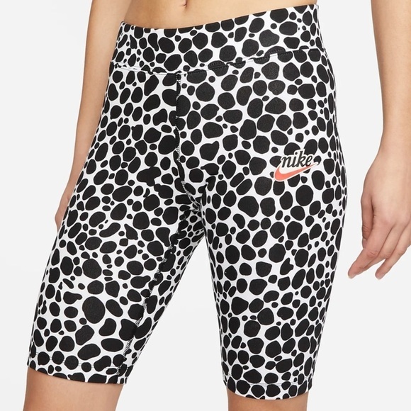 Nike Sportswear Essential mid rise tight fit Women's Bike Shorts XS new - Picture 1 of 9
